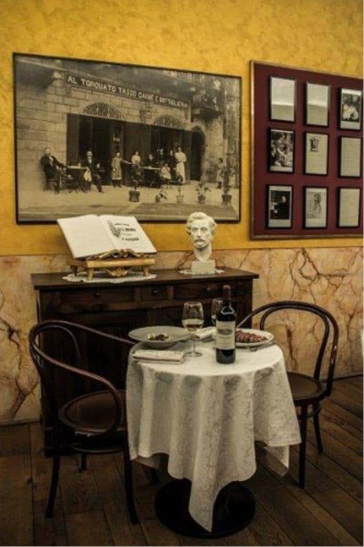 Un angolo donizettiano con una vecchia fotografia dell'esterno del locale